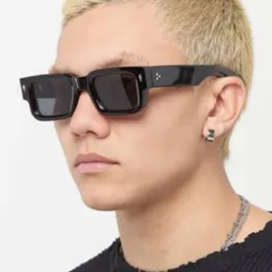 Primer plano de gafas de sol cuadradas negras para hombre con protección UV