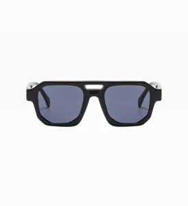 Vorderansicht der Retro-Pilotenbrille mit Doppelsteg, schwarzem Rahmen und dunklen Gläsern.