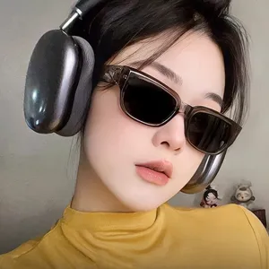 Détail de lunettes de soleil carrées tendance avec protection UV sur un mannequin femme
