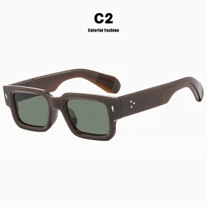 Detalle de las modernas gafas de sol cuadradas marrones con lentes verde oscuro y código C2