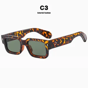 Vista detallada de gafas de sol cuadradas de carey con cristales de color verde oscuro