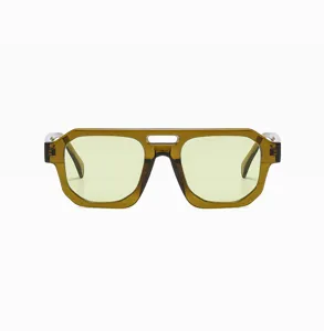 Nahaufnahme einer Vintage-Pilotenbrille mit doppeltem Steg und bernsteinfarbenem Rahmen