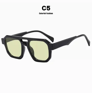 Detailansicht der Retro-Sonnenbrille mit Doppelsteg, schwarzem Rahmen und gelben Gläsern.