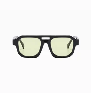 Klassische Retro-Pilotenbrille mit Doppelsteg, dickem schwarzem Rahmen und gelben Gläsern