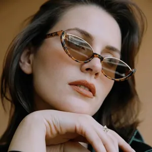 Retro cat-eye half-omrande zonnebril met schildpadpatroon en metalen scharnieren