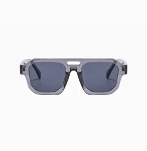 Detailgetreue Vorderansicht einer grauen, transparenten Doppelsteg-Pilotenbrille für Herren