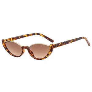 Retro schildpad cat-eye zonnebril met metalen scharnier en getinte bruine glazen