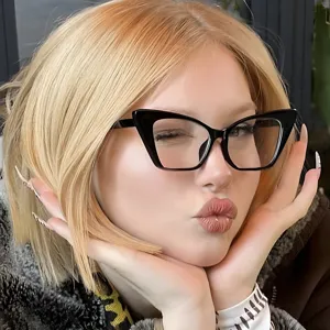 Dettaglio ravvicinato di montature per occhiali cat-eye nere indossate da una modella bionda.