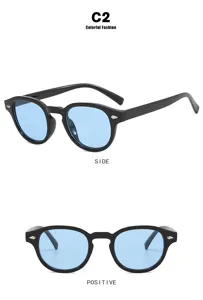 Vista detallada de gafas de sol redondas vintage con lentes azules y tachuelas plata