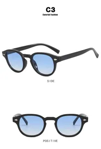 Vista detallada de gafas de sol redondas retro con cristales degradados azules negros