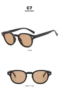 Vistas frontal y lateral de gafas de sol redondas retro con detalles de tachuelas