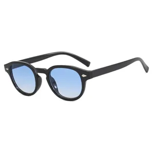 Gafas de sol redondas vintage con montura negra y lentes degradadas azules con remaches