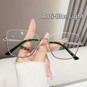 Stijlvol cat-eye brilmontuur met blauwlichtfilter van goud en zwart metaal design
