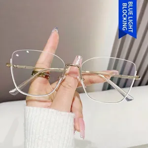Modieuze cat-eye brilmontuur met blauw licht filter en gouden metalen pootjes voor dames.