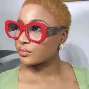 Nuevas gafas de moda 2024 con montura roja gruesa y elegantes patillas marmoleadas
