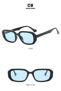 Vistas lateral y frontal de gafas de sol vintage con montura negra y lentes azules