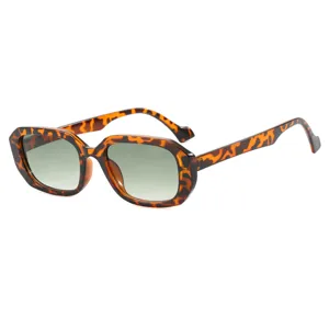 Gafas de sol retro cuadradas de carey para mujer con cristales degradados verdes