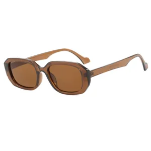 Gafas de sol vintage de montatura cuadrada pequeña con lentes marrones para mujer.