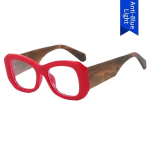 Gafas de moda con montura roja gruesa y patillas de madera con lentes de filtro de luz azul