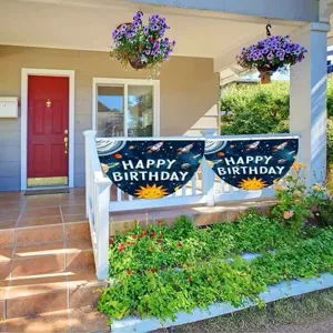 Cartoon ruimte thema Happy Birthday waaiervlaggen hangend aan een veranda leuning
