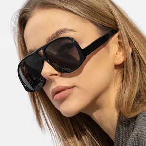 Nahaufnahme eines Models mit stilvoller übergroßer schwarzer Flieger-Sonnenbrille mit UV-Schutz
