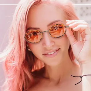 Gros plan sur des lunettes de soleil steampunk ovales avec monture léopard sur mannequin