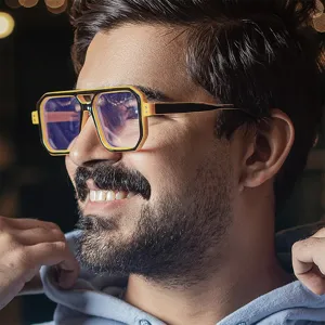 Gros plan de lunettes de soleil tendance à double pont et verres bleus sur un modèle