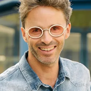 Gros plan d'un mannequin portant des lunettes steampunk ovales vintage avec monture métal