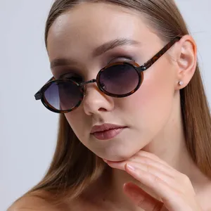 Gros plan de lunettes de soleil steampunk ovales avec monture écaille et verres