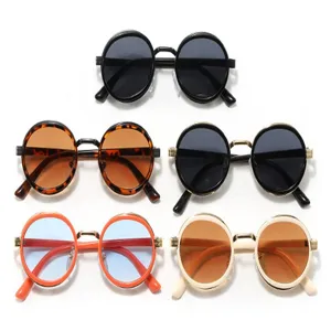 Vue détaillée de cinq variantes de couleurs de lunettes de soleil ovales steampunk en métal.