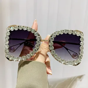 Gedetailleerd overzicht van luxe zonnebrillen met strass montuur en gradiënt glazen.