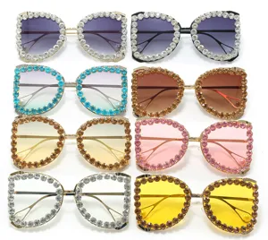 Luxe oversized zonnebril met strass in acht verschillende kleurverloopstijlen.