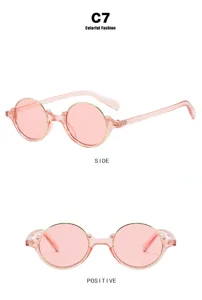 Retro roze ronde zonnebril met gouden randjes en stijlvolle vintage mode zonnebrillen.
