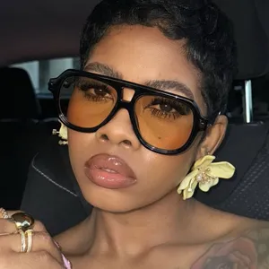 Nahaufnahme einer modischen Pilotensonnenbrille mit orangefarbenen Gläsern an einem Model