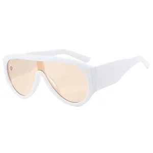 Gafas de sol oversize de moda con montura gruesa blanca y lentes tintadas para un estilo único.