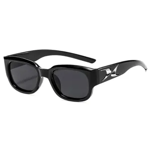 Lunettes de soleil rectangulaires noires élégantes avec accents métalliques boomerang