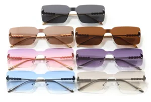 Siete pares de gafas de sol cuadradas sin montura con lentes de colores y estilos modernos