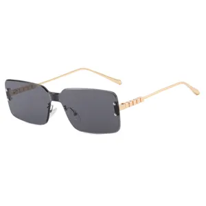 Gafas de sol cuadradas sin montura con varillas de metal dorado y protección UV
