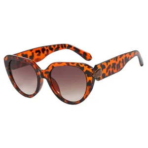 Trendy cat-eye zonnebril met een opvallend luipaardprint montuur en gradiënt glazen