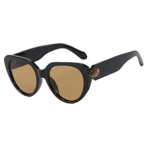 Stijlvolle oversized cat-eye zonnebril voor dames met zwart montuur en bruine glazen