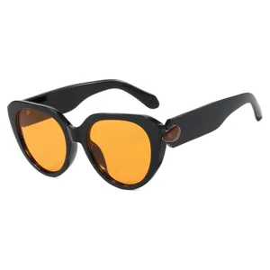 Grote cat-eye zonnebril met oranje glazen en elegant juweelaccent voor modebewuste dames