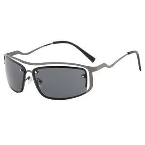 Lunettes de soleil steampunk Y2K avec monture métallique irrégulière ajourée et verres gris