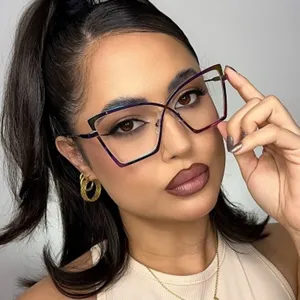 Dettaglio degli occhiali cat-eye oversize in metallo viola su una modella