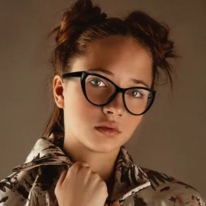 Gedetailleerd overzicht van modieuze zwarte cat-eye bril met blauwlichtfilter op model