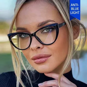 Modieus driehoekig cat-eye brilmontuur met blauwlichtfilter gedragen door een model