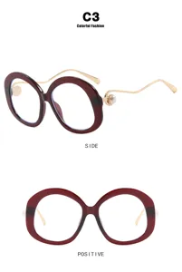 Modische Oversize-Brille in Burgunderrot mit Perlenakzenten und goldenen Metallbügeln