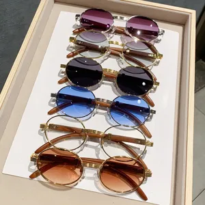 Gafas de sol ovaladas vintage con patillas de madera y lentes de colores variados.