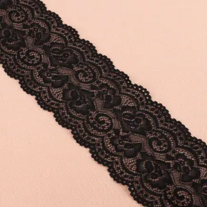 Nahaufnahme der schwarzen elastischen Spitzenborte mit Blumenmuster für DIY-Kleidung.