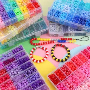 Nahaufnahme von bunten Acrylperlen-Sets für DIY-Armbänder und diverse Handy-Anhänger