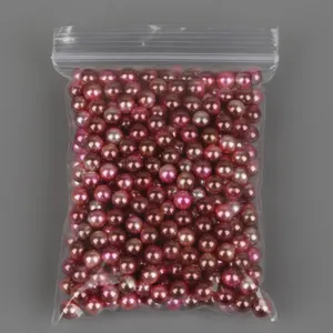 Primer plano de perlas artesanales rosa nacarado en una bolsa de plástico transparente